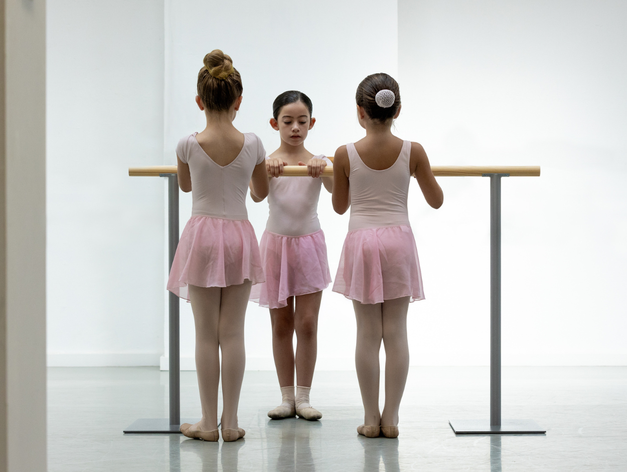 Barra de ballet de iniciación Prima con 3 niñas 
